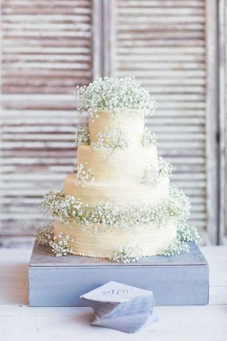 5. Bolo r&uacute;stico para casamento decorado com flor mosquitinho. Fonte: Enfim Noivei