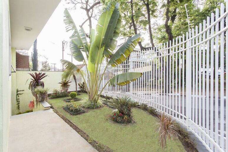 21. Jardim residencial simples para frente de casa com portão branco – Foto: TT Interiores