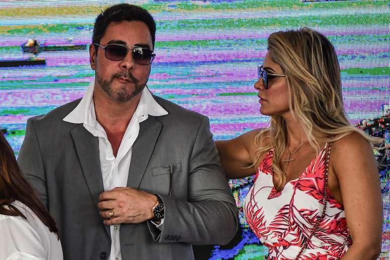 Marcelo e sua mulher, a ju&iacute;za Simone Bretas, marcam presen&ccedil;a na cerim&ocirc;nia de inaugura&ccedil;&atilde;o da al&ccedil;a de liga&ccedil;&atilde;o da Ponte Rio-Niter&oacute;i &agrave; Linha Vermelha, no Rio.