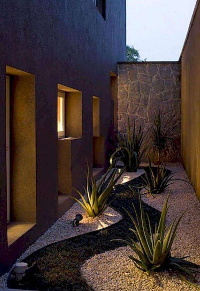 24. Projeto de iluminação para jardim residencial com pedras brancas  – Foto: Pinterest