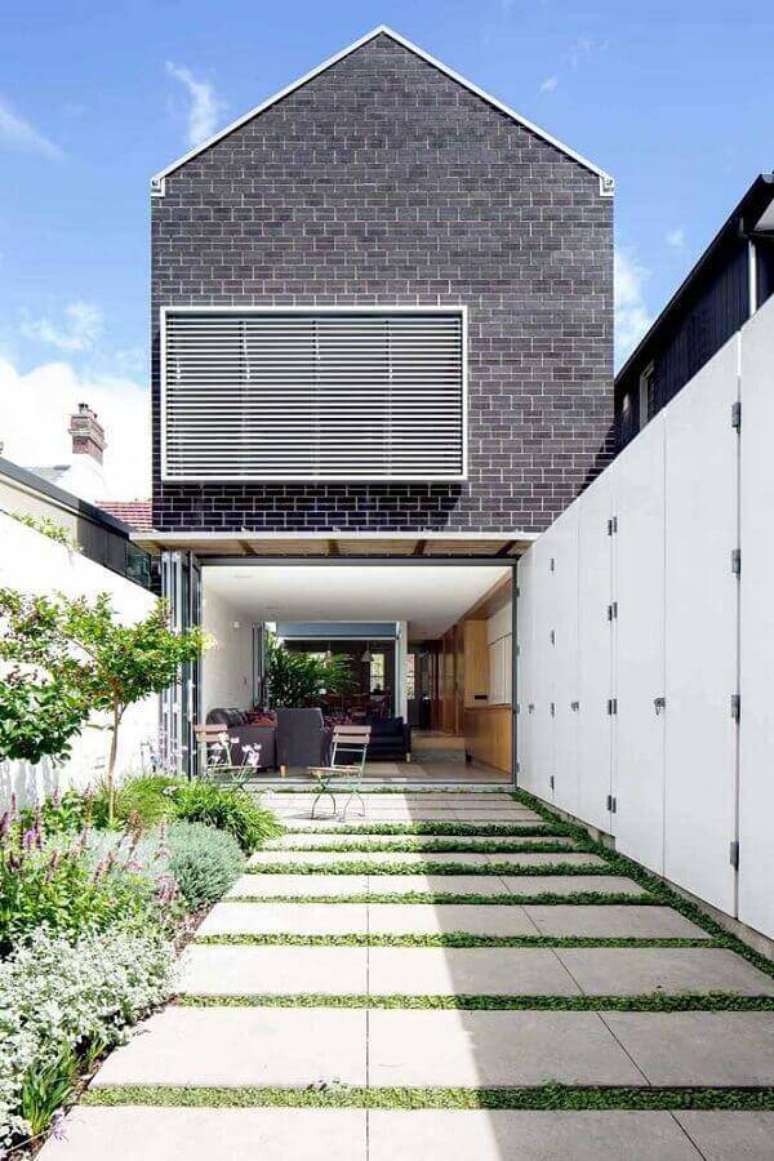 26. Entrada de casa com jardim lateral – Foto: Kreis Grennan Architecture