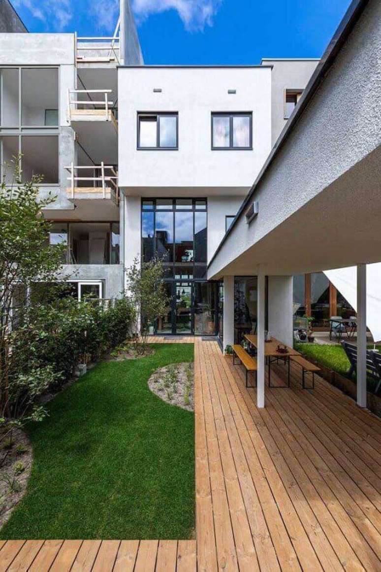 28. Jardim residencial moderno com parte de deck de madeira – Foto: De Architect