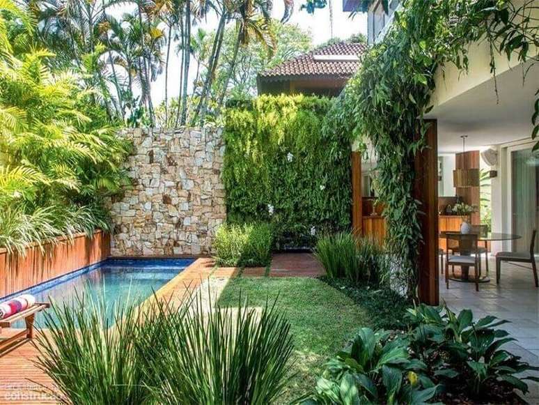 30. Decoração para área gourmet com piscina e jardim residencial com várias plantas – Foto: Detalhes do Céu