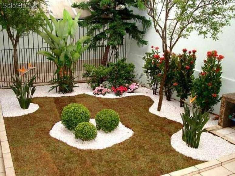 jardim residencial simples com flores e pedras Foto DaCasa