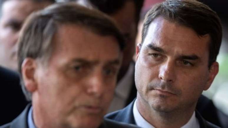 At&eacute; novembro de 2018, o senador Fl&aacute;vio Bolsonaro, filho do presidente Jair Bolsonaro, empregou em seu gabinete a m&atilde;e e a mulher do ex-capit&atilde;o da PM