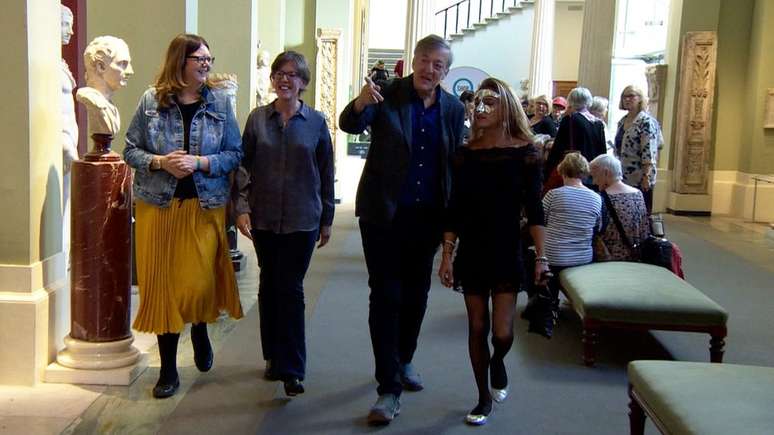 O ator e ativista LGBT Stephen Fry se encontrou com pessoas intersexuais para ouvir sobre a causa