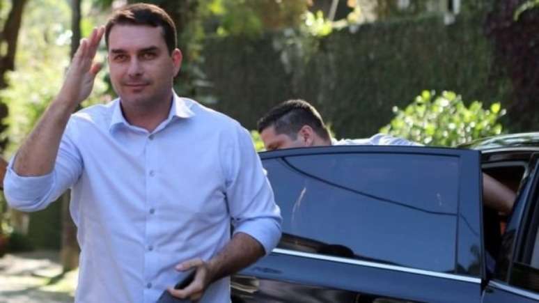 Parentesco entre suas duas ex-assessoras e um acusado de comandar mil&iacute;cia &eacute; 'mais uma ila&ccedil;&atilde;o irrespons&aacute;vel', disse Fl&aacute;vio Bolsonaro