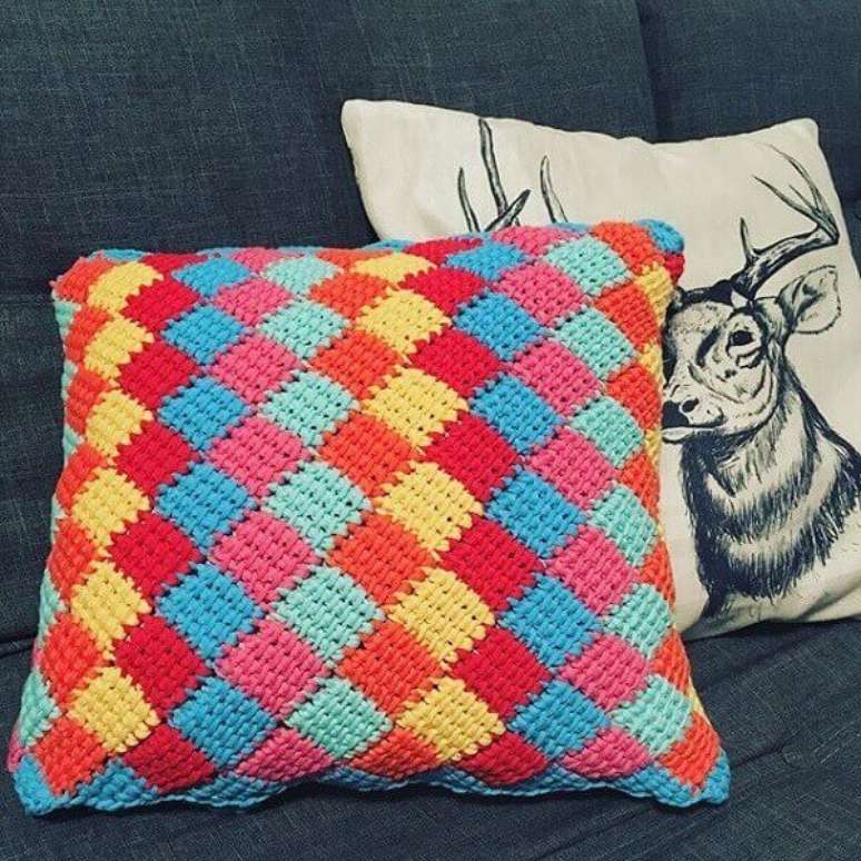 7. Decore o sofá com almofadas coloridas feitas em crochê tunisiano. Fonte: Pinterest