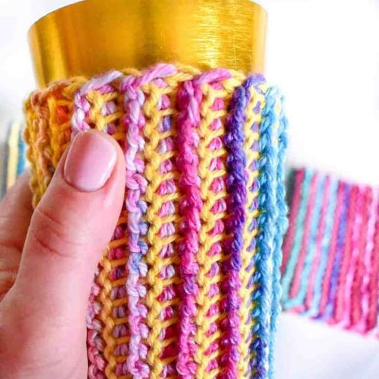 64. Utilize linhas coloridas para colocar em prática a técnica de crochê tunisiano. Fonte: Pinterest