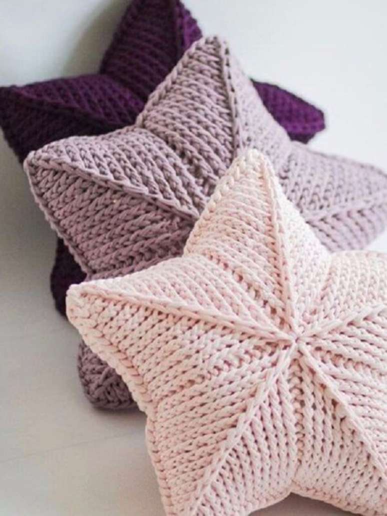 21. Almofadas de estrela feitas com crochê tunisiano. Fonte: Pinterest