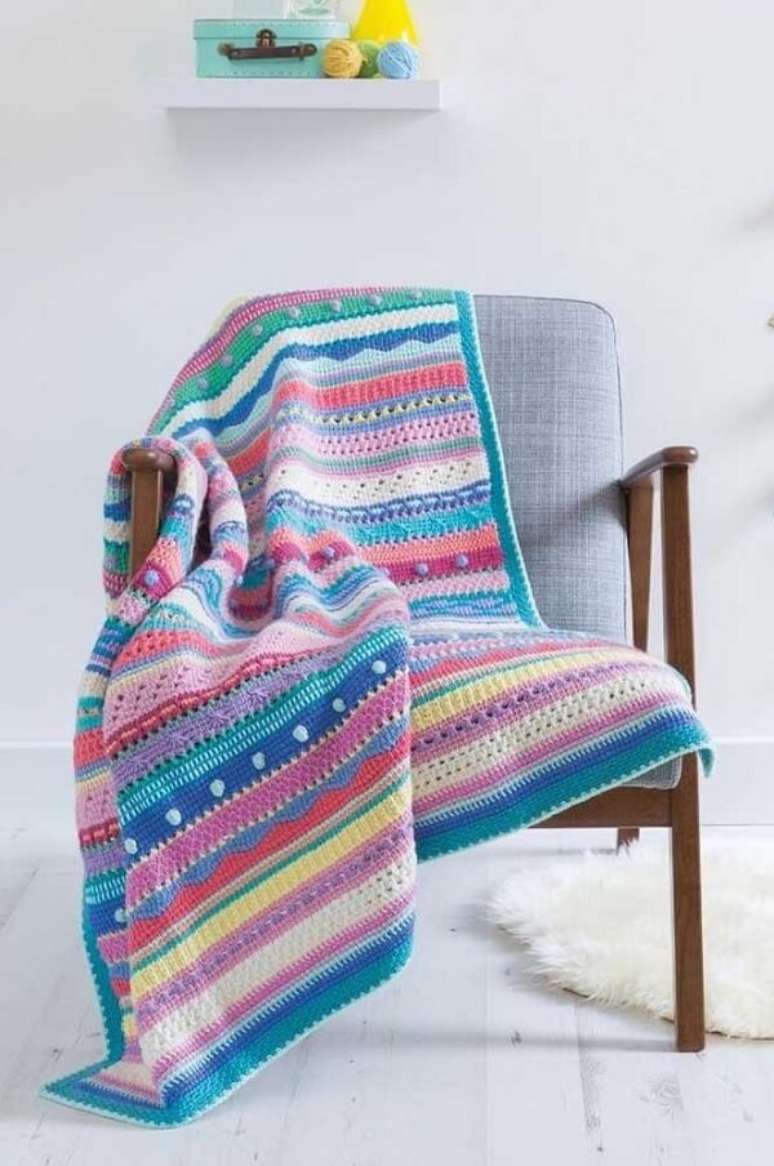 49. Modelo de manta colorida feita com a técnica de crochê tunisiano. Fonte: Pinterest