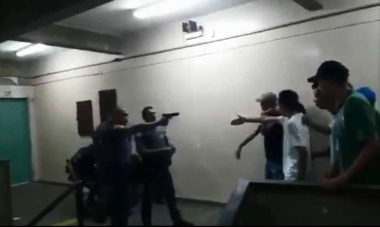 Policial aponta a arma para alunos da Escola Professor Emygdio de Barros