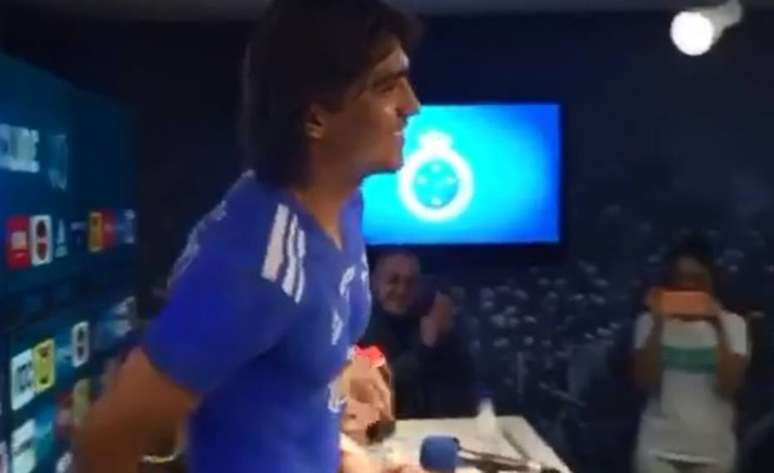 Marcelo Moreno inova em apresentação e pinta camisa do Cruzeiro no corpo