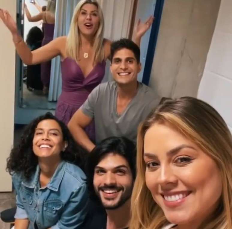 Lia, Íris, André, Lucas e Isabella, ex-BBBs que estiveram presentes na casa da 20ª edição do 'Big Brother Brasil' ao lado de Cacau.