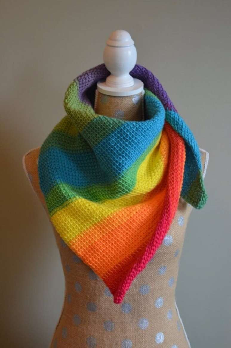 35. Gola de pesco&ccedil;o colorida feita em croch&ecirc; tunisiano. Fonte: Etsy