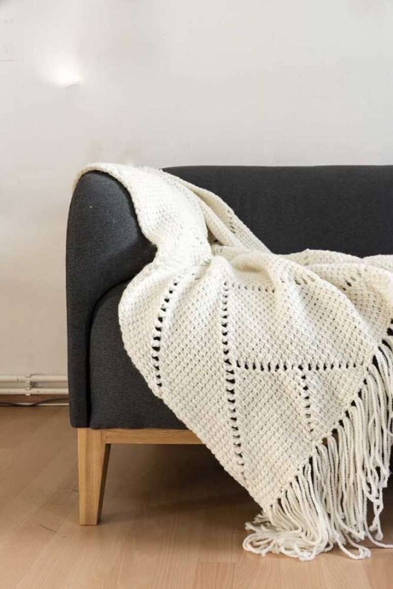 37. Manta branca para o sofá feita em crochê tunisiano. Fonte: Pinterest