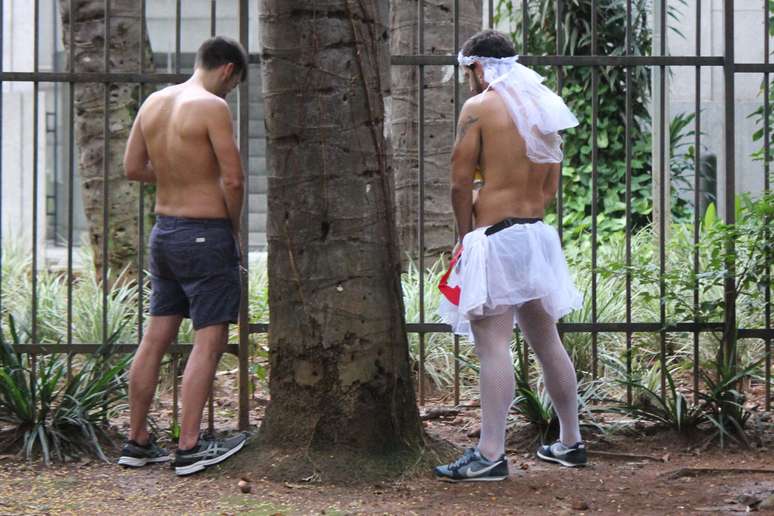 Homens são flagrados urinando na rua no centro de São Paulo (SP) durante o Carnaval de 2019 (23/02/2019)