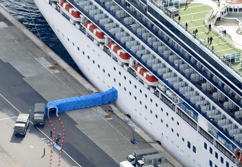 Passageiros desembarcaram de navio de cruzeiro Diamond Princess no porto de Yokohama, no Japão
19/02/2020 Kyodo via REUTERS 