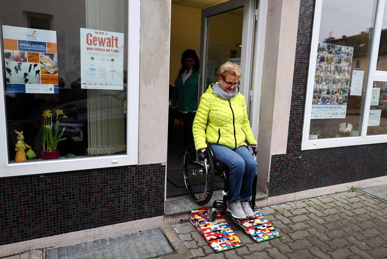 Rita Ebel testa uma de suas rampas de acessibilidade feita de Lego na cidade alemã de Hanau
17/02/2020 REUTERS/Kai Pfaffenbach 