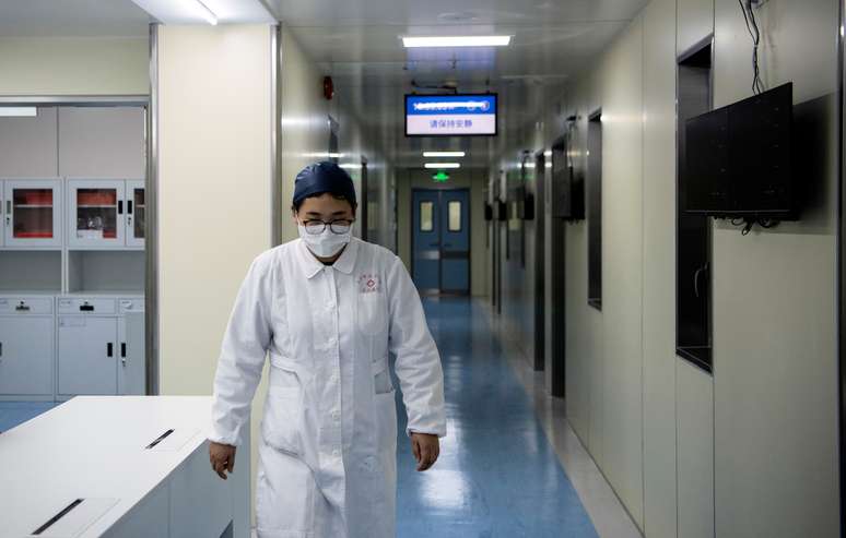 Enfermeira usa máscara em clínica em Xangai em meio ao surto do coronavírus na China
17/02/2020
Noel Celis/Pool via REUTERS