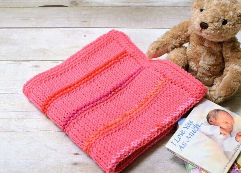 3. Manta de bebê em tom rosa feito em diferentes tipos de pontos de crochê tunisiano. Fonte: Pinterest