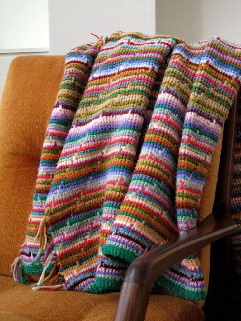 38. Manta colorida para sofá feita em crochê tunisiano. Fonte: Pinterest