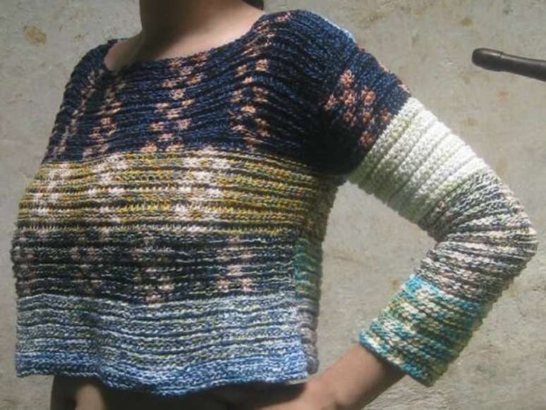 44. Modelo de blusa rústica feita com tramas fechadas do crochê tunisiano. Fonte: Pinterest
