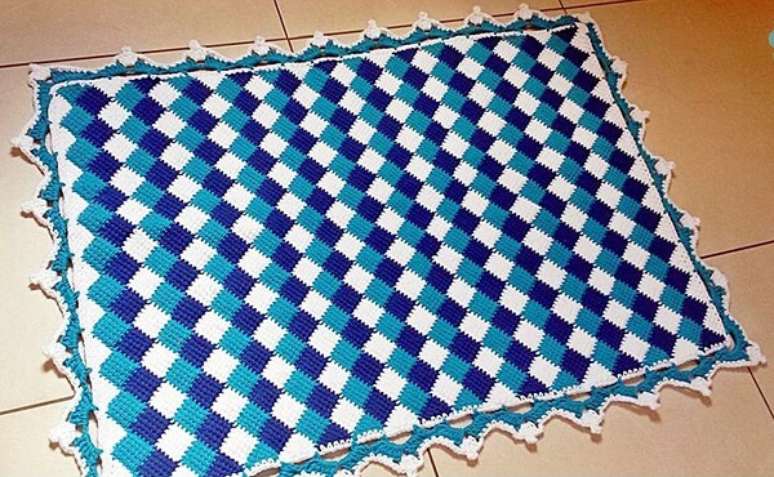 63. Tapetinho em tons de azul feito com crochê tunisiano. Fonte: Pinterest