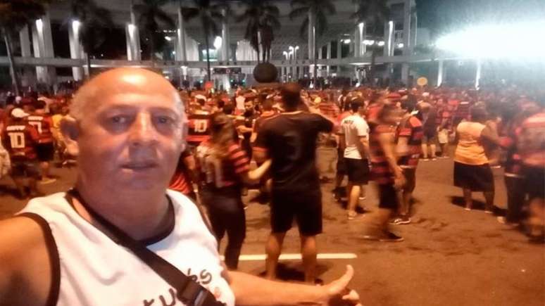 Imagem do capixaba Roberto em frente ao Maracanã (Foto: Arquivo pessoal)