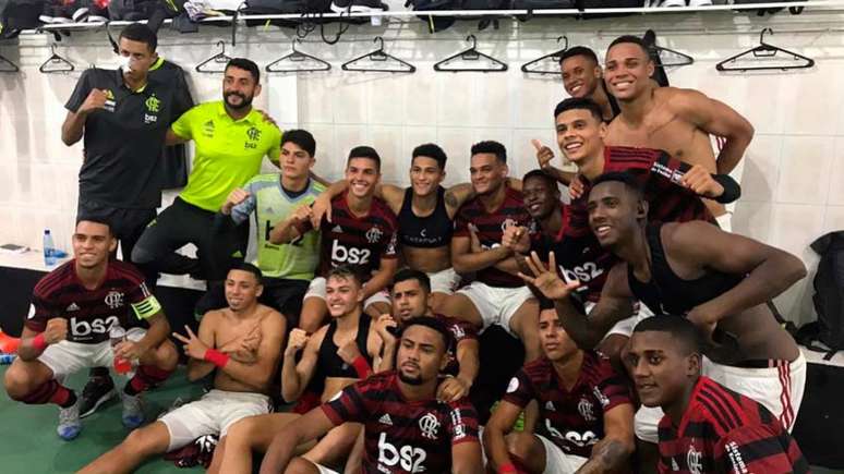 Molecada sub-20 do Flamengo comemora a vitória sobre o Sporting Cristal (Foto: Divulgação / Flamengo)