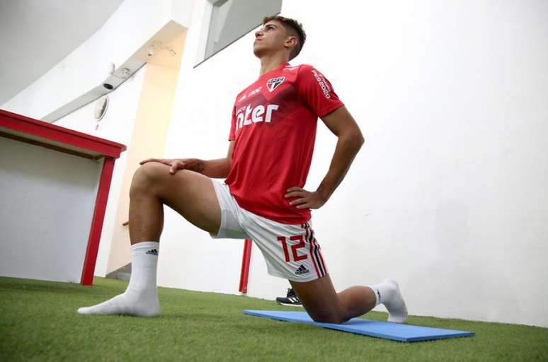 Vitor Bueno no vestiário do Morumbi antes de jogo do São Paulo - FOTO: Rubens Chiri/saopaulofc.net