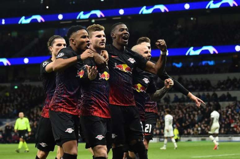 Werner comemora com os companheiros seu 26º gol na temporada (Foto: GLYN KIRK / IKIMAGES / AFP)