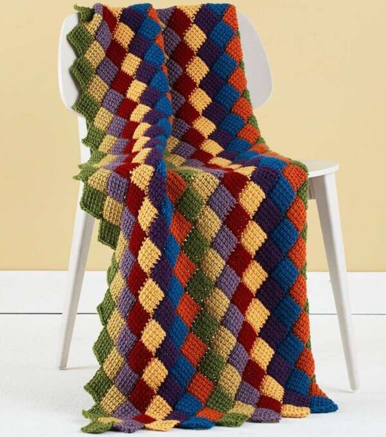 16. A manta colorida feita em crochê tunisiano traz descontração ao espaço. Fonte: Joann Fabrics