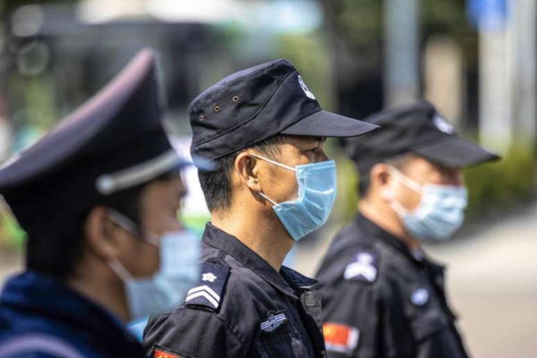 Policiais em um bloqueio para controle sanitário em Guangzhou, na China