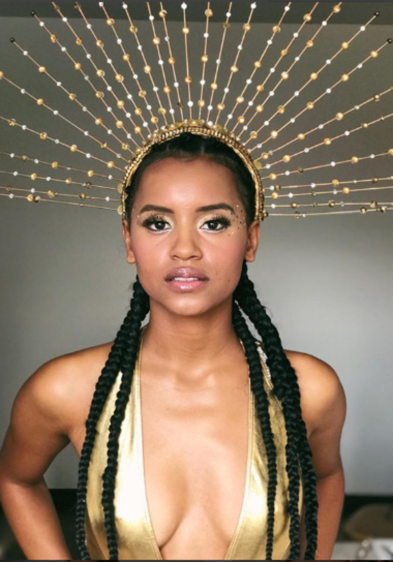 Campeã do BBB18, Gleici Damasceno aposta em look dourado para o bloco Sonzeira