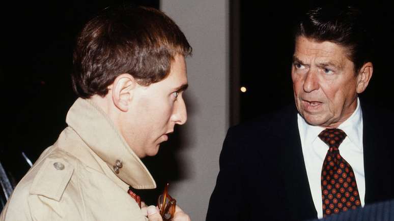 Roger Stone (à esq.) trabalhou na campanha de Ronald Reagan (à dir.) nos anos 1980