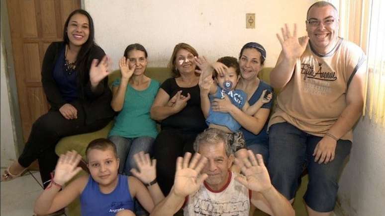 Rayssa (sentada no alto do sofá) junto com a mãe (de preto) e os parentes, que foram encontrados por Daniele