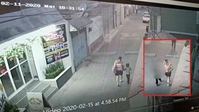 Câmeras de segurança mostram suspeita levando Fátima