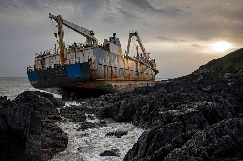 Imagem do barco fantasma Alta, preso nas pedras da costa da Irlanda