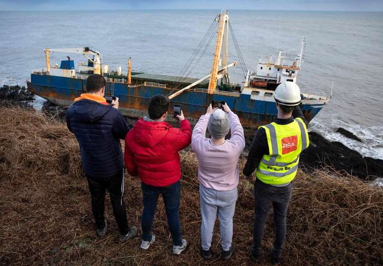 Imagem do barco fantasma Alta, preso nas pedras da costa da Irlanda