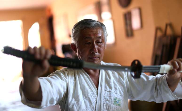 Edson Suemitsu mostra uma katana em sua casa em Curitiba
17/02/2020
REUTERS/Rodolfo Buhrer