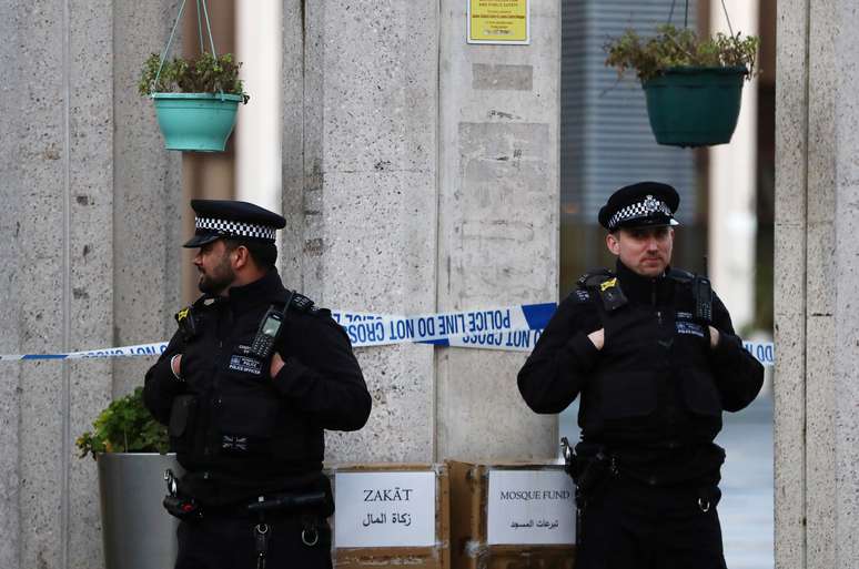 Policiais do lado de fora de mesquita em Londres
20/02/2020 REUTERS/Simon Dawson