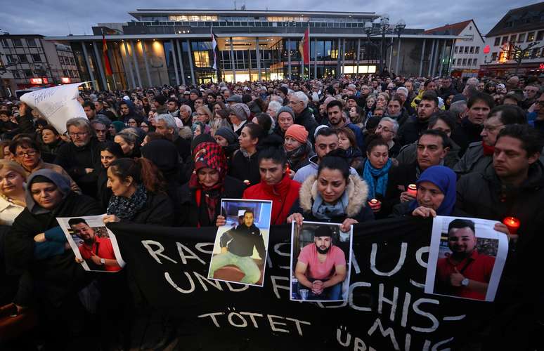 Multidão participa de vigília pelas vítimas dos ataques a tiros em Hanau
20/02/2020
REUTERS/Kai Pfaffenbach