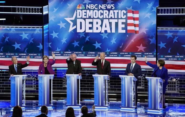 Democratas em debate para campanha presidencial dos EUA, em Las Vegas, Nevada. 19/02/2020. REUTERS / Mike Blake