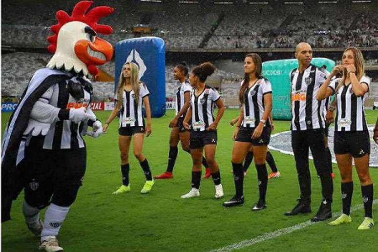 O incidente com o mascote do Atlético-MG e uma das jogadoras do rime feminino foi contornado-(Pedro Souza/Atlético-MG)