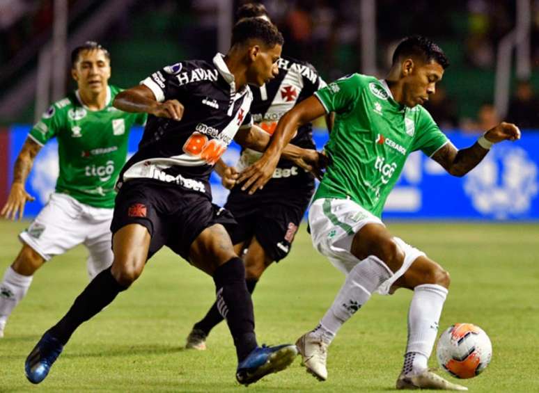 Vasco empatou com o Oriente Petrolero fora de casa (Foto: AIZAR RALDES / AFP)