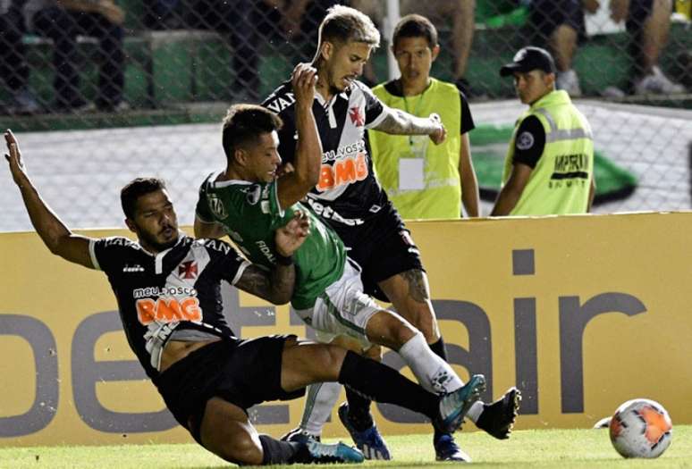 Marcos Junior não conseguiu ter boa atuação no meio do Vasco e acabou substituído (Foto: AIZAR RALDES / AFP)