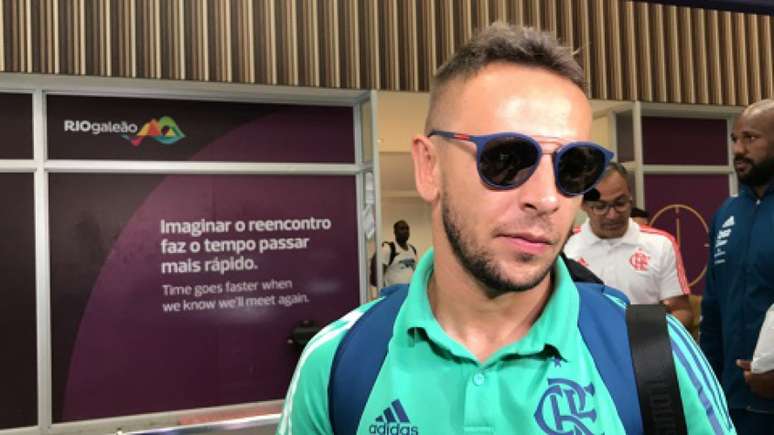 Rafinha conversou com jornalistas nesta manhã, em desembarque por volta das 10h20 (Foto: Lazlo Dalfovo)