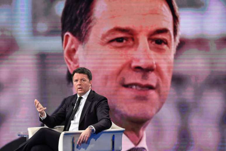 Matteo Renzi com a imagem de Giuseppe Conte ao fundo, no programa 'Porta a Porta'