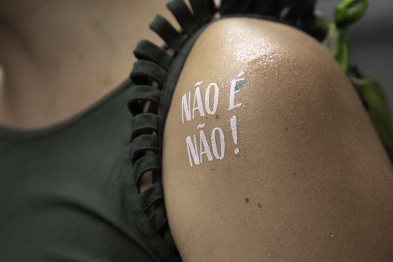 Foliã exibe tatuagem da campanha &#034;Não é Não&#034;, que combate o assédio às mulheres, no desfile do bloco Comigo, na Avenida Ipiranga